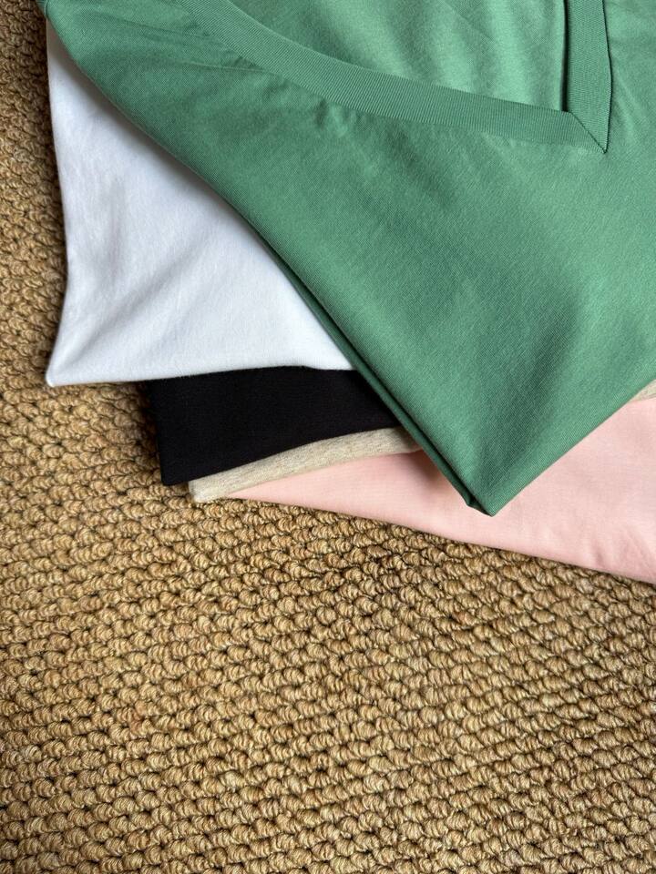 Áo thun nữ cotton tay ngắn cổ chữ V vai đứng thêu logo ngựa nhỏ, form rộng tôn dáng — Màu hồng, Màu trắng, Màu yến mạch, Xanh lá cây chi tiết 3