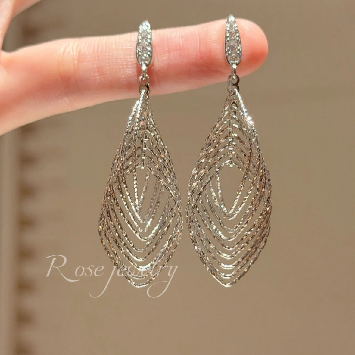 Líneas de diamante de alto nivel de sensación de auriculares 2025 nuevo estilo de cena aretes de aretes de aretes ganchos de aretes