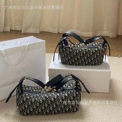 D-journey老花新款单肩腋下大容量胸包斜跨女包可调节肩带开合式