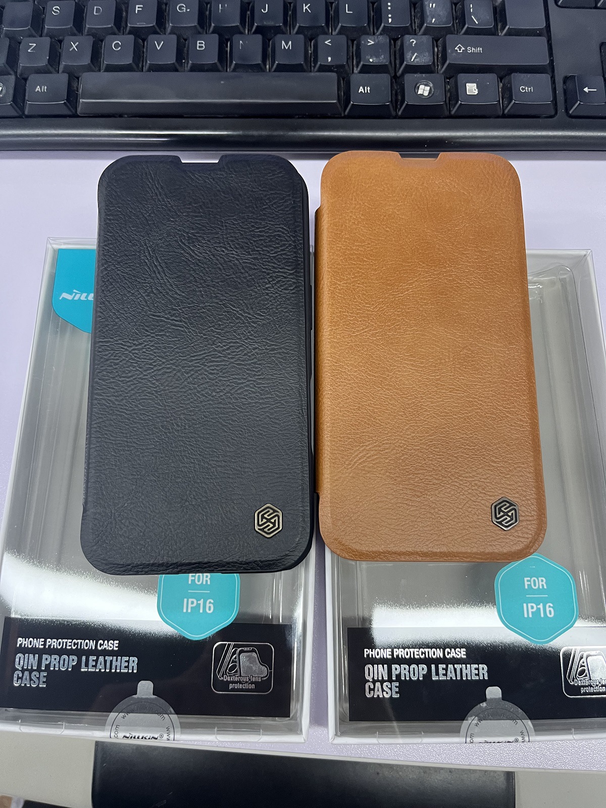 Ốp lưng iPhone 16 Pro Max chống sốc viền dày, có giá đỡ ống kính, bảo vệ toàn diện — Dòng Qin PROP (mẫu vải) màu đen, Dòng Qin PROP (mẫu vải) màu nâu, Apple IPHONE16 chi tiết 13