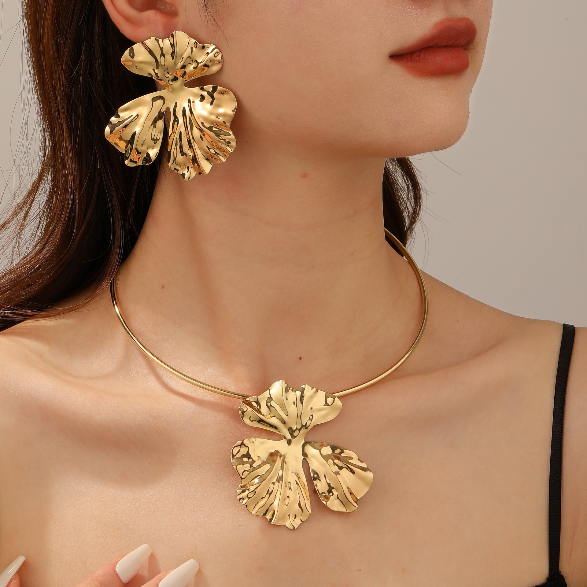 Joyas transfronterizas europeas y estadounidenses collar de pétalos metálicos irregulares de moda simple collar de collar de hierro
