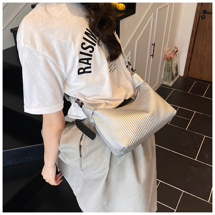 A niche hand-held pleated bag for women in the summer of 2025, a trendy and retro underarm bag, and a versatile Instagram single-shoulder crossbody bag undefined