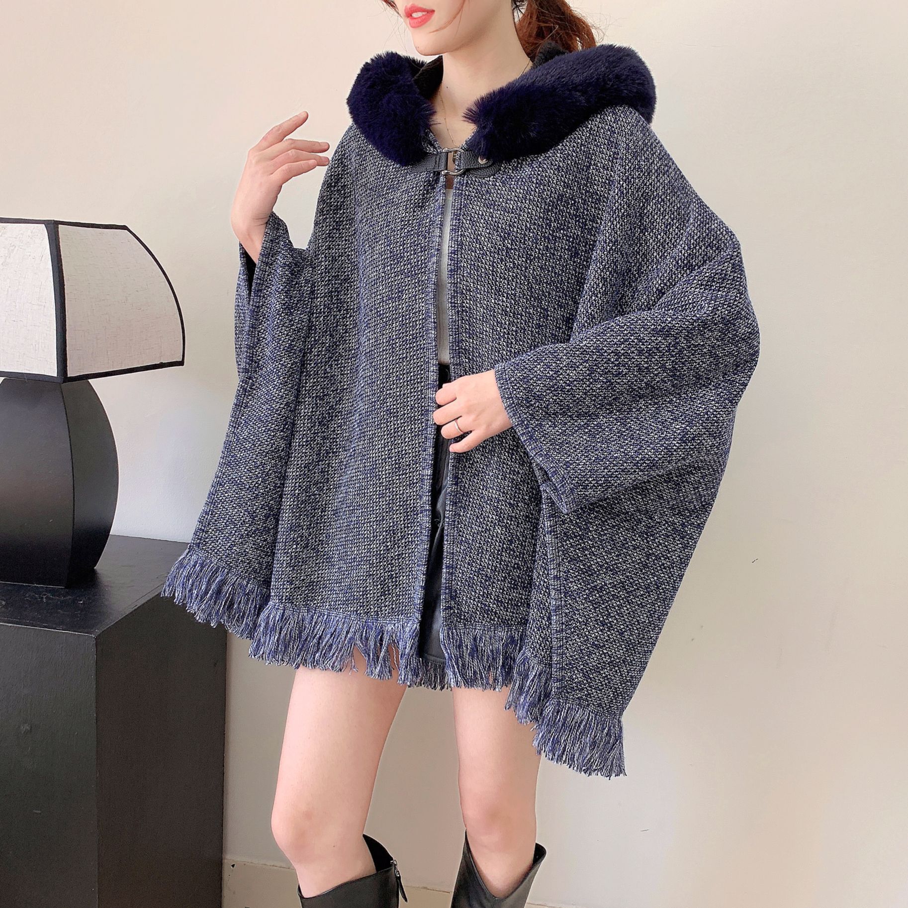 2023 invierno cálido nuevo estilo chal de comercio exterior europeo y americano capa exterior femenina borla de seda brillante más terciopelo tejido grueso