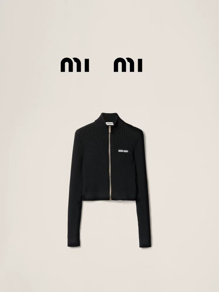 Fashionable knitted jacket with zipper