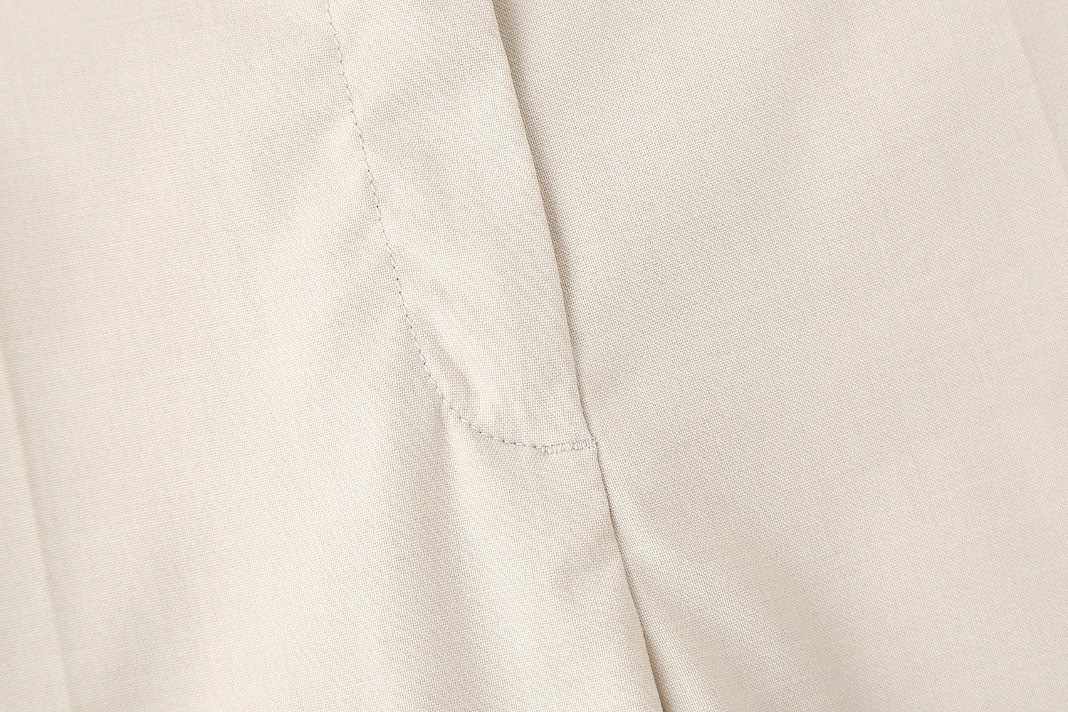 Pantaloni a sigaretta semplici e versatili, casual, tinta unita, della nuova collezione primaverile da donna_voghion.com