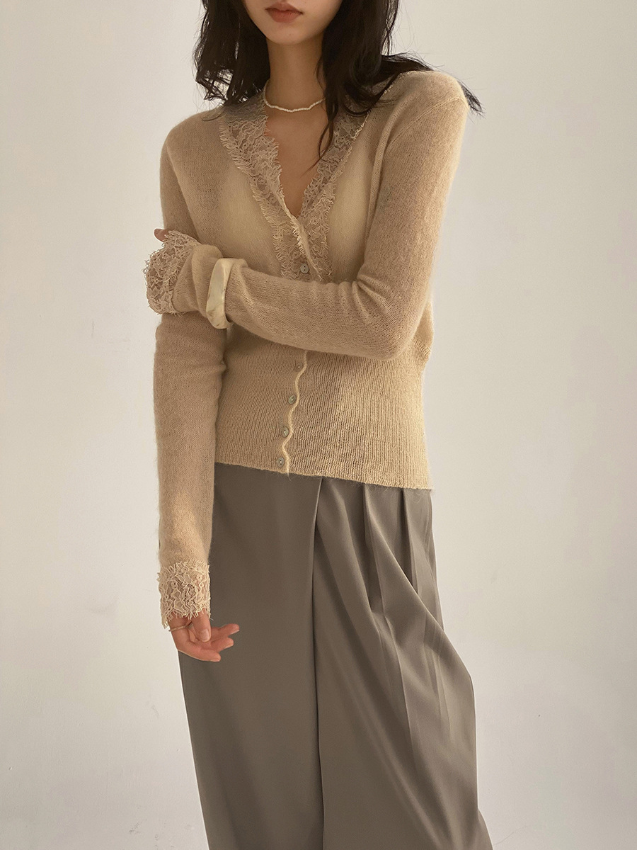 Colección Otoño/Invierno 2025 de Love and Nancy Thirteen Lines, Top de Estilo Casual con Cuello en V, Manga Larga y Encaje para Mujer, Modelo 21206A