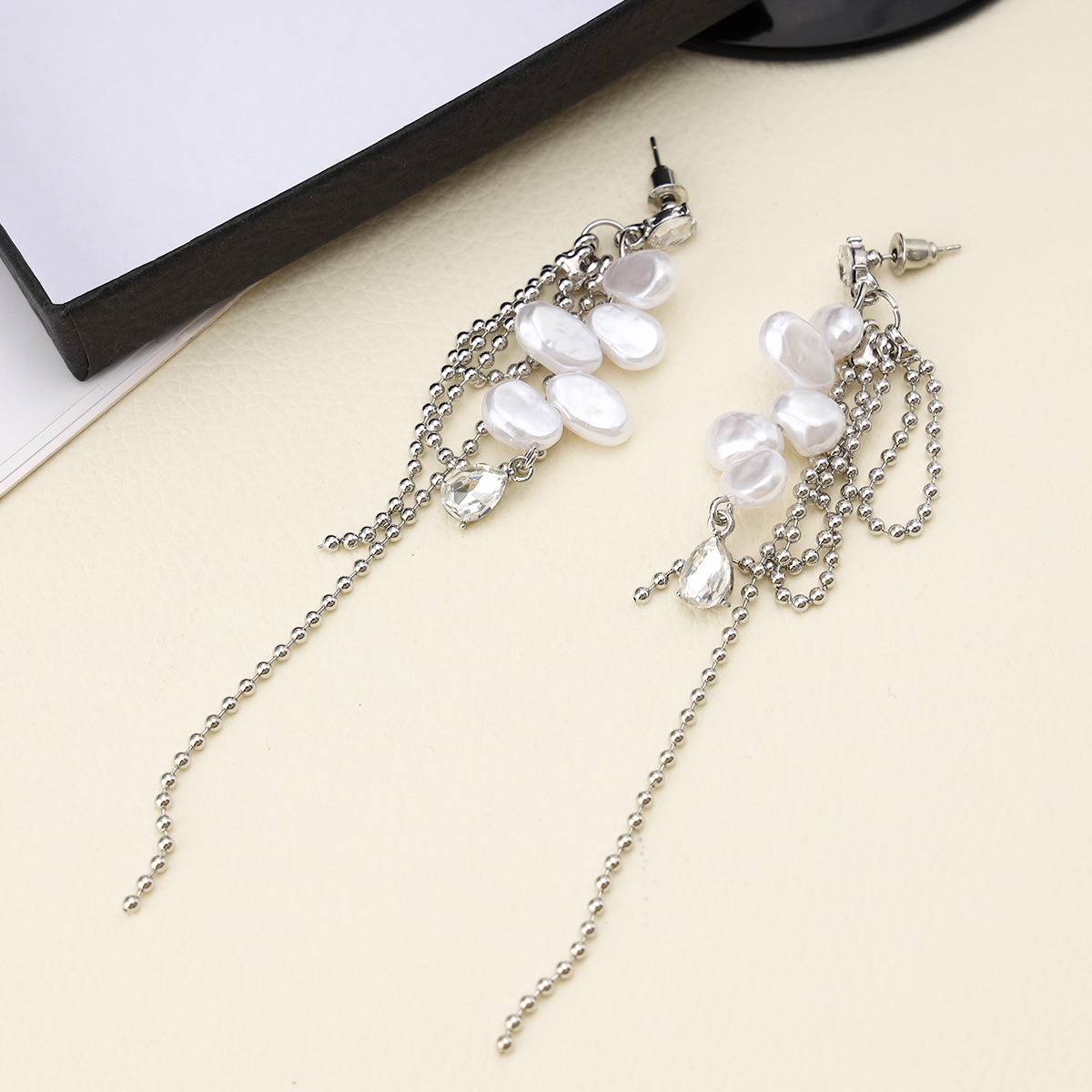 Retro earrings pearl drop-shaped with zircon with tassels