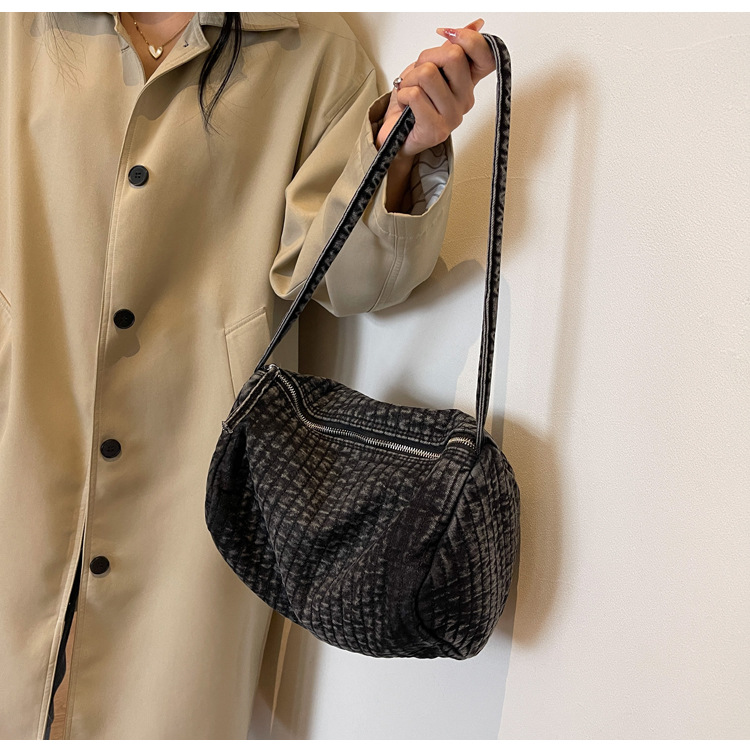 Frau Groß Denim Einfarbig Strassenmode Kissenform Reißverschluss Schultertasche Umhängetasche display picture 15