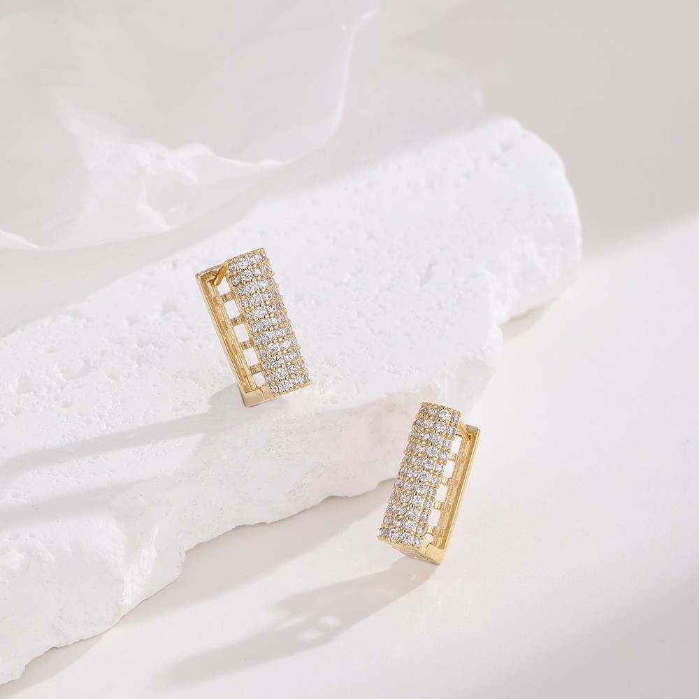 Silver pointed spike labret stud material detail