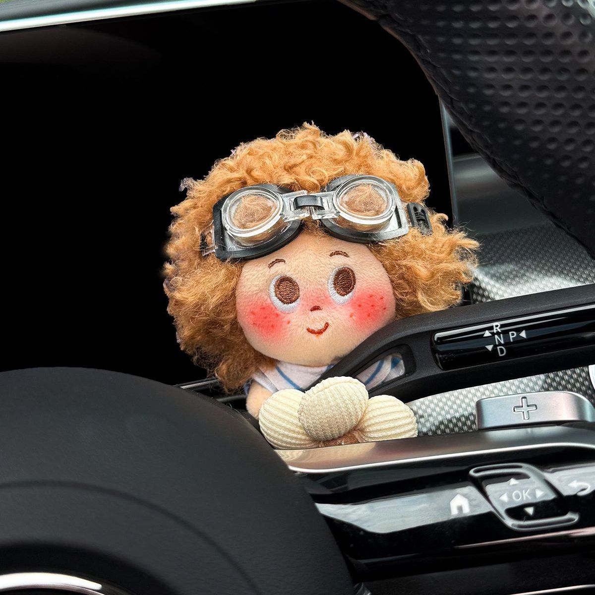 Roll-up small freckle car dashboard decoration, interior windshield wiper, turn signal, doll decoration, figurine, cute for girls