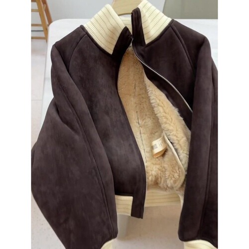 A stylish and versatile small Shearling coat with a retro American vibe, perfect for commuting. It's beautifully designed, features a deep coffee color, and makes you look slim and chic. The price is $168.3.