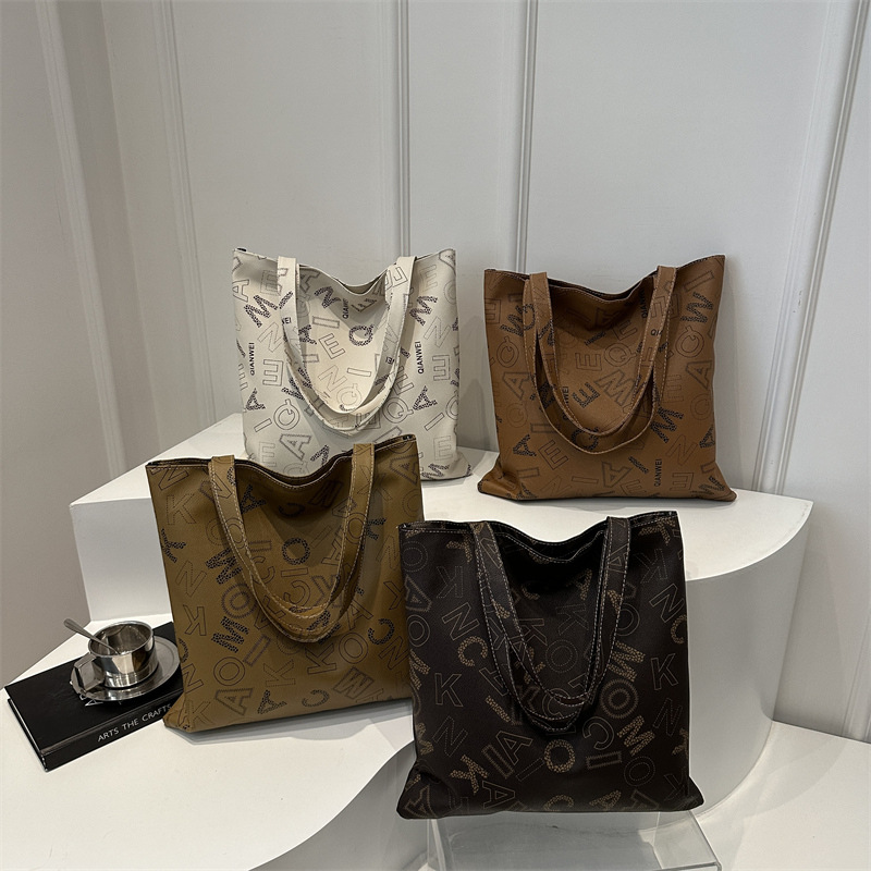 Bolso de mano otoño y invierno nuevo estilo de moda letras impresión bolso de mujer textura bolso de hombro elegante bolso retro europeo y americano