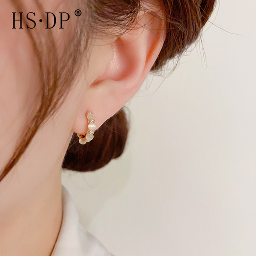 The same style small and exquisite transparent minimalist cat's eye stone earrings for women, unique design sense, delicate and fashionable earrings.