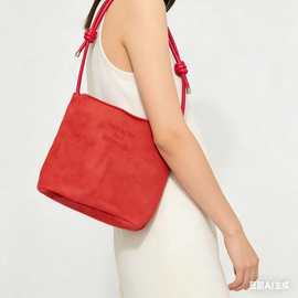 女包新款韩版高级感水桶包包女百搭字母单肩斜挎包纯色时尚托特包