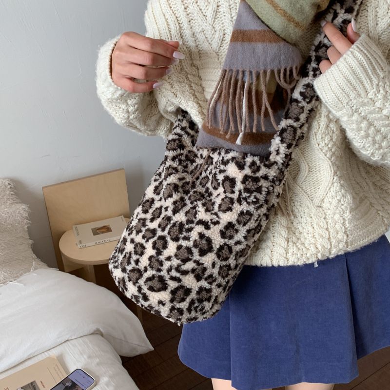 Otoño y invierno lindos bolsos de cordero para mujeres 2025 nueva moda flor bolsos de balde de gran capacidad bolsos de peluche