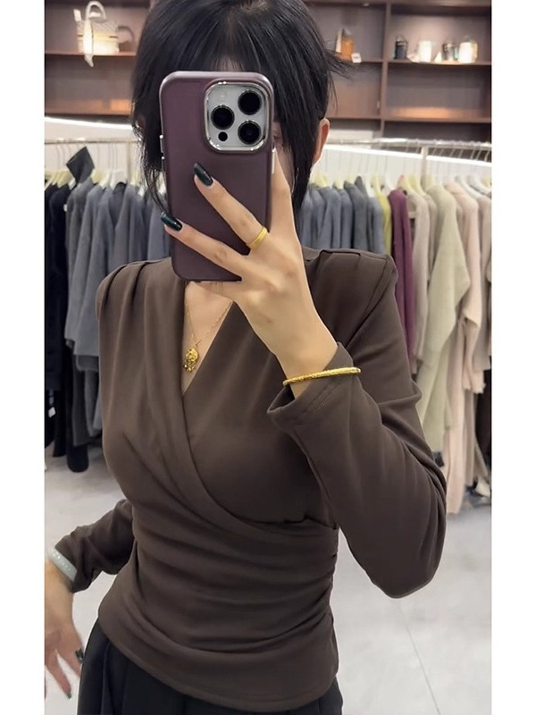 法式洋气别致V领小上衣女2025冬季新款纯色高级感显瘦打底衫T恤潮|undefined