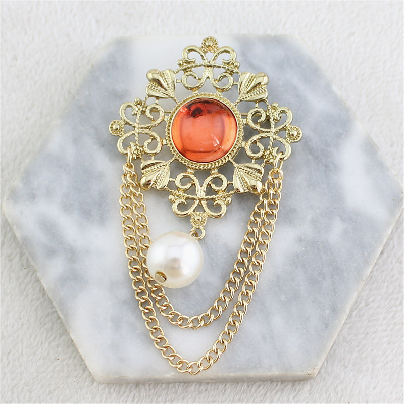 Vintage-Barock-Brosche im koreanischen Stil mit Perlen, hohler Kette und Quaste – ein Schmuckstück im luxuriösen Design._voghion.com