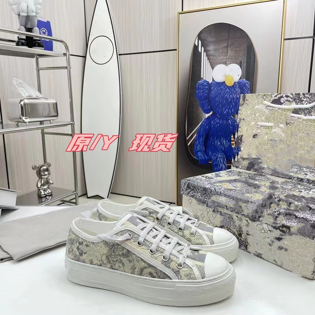 2024 Estación europea Primavera Nuevo estilo Bordado Alfabeto D Hogar Mujer Trendy ins Todo fósforo nicho Otoño Zapatos de lona plana Fondo plano