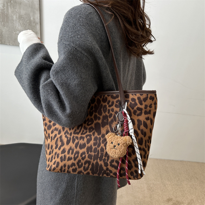 Este año, la popularidad de la bolsa de imprenta de leopardo retro 2024 invierno nuevo estilo simple de gran capacidad bolsa de viaje de trabajo casual mujer