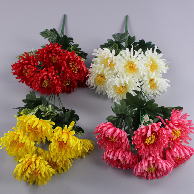Qingming Festival simulation chrysanthemum bouquets on the grave…