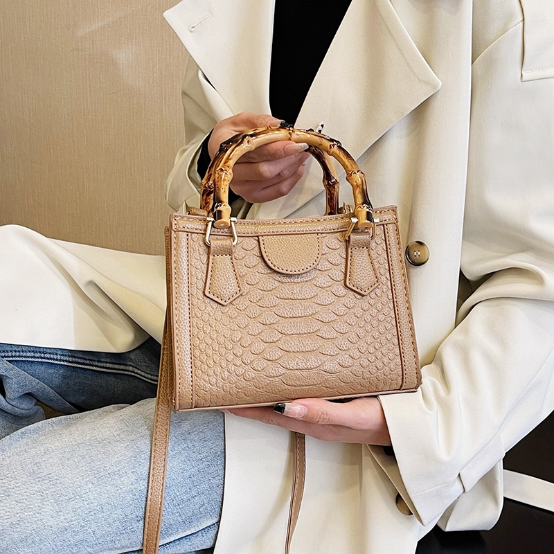 Europa y los Estados Unidos retro bolsos transfronterizos mujeres 2024 nueva moda simple bolsos de mano casuales cocodrilo mochila pequeña