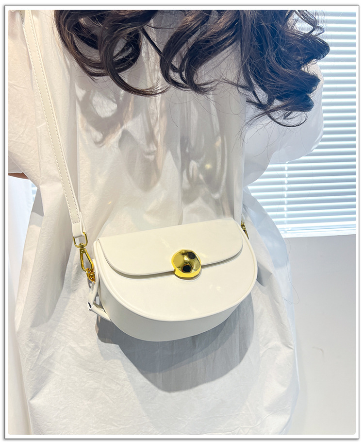 Women's Medium Pu Leather Solid Color Streetwear Flip Cover Underarm Bag display picture 4