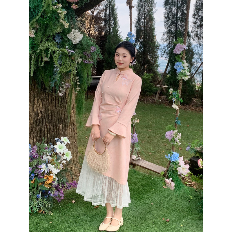 63574 Chinese-style, modernized cheongsam with koi fish embroidery, featuring lace patchwork and available in plus sizes for the 2026 autumn/winter season 63574 Chinese-style, modernized cheongsam with koi fish embroidery, featuring lace patchwork and available in plus sizes for the 2026 autumn/winter season