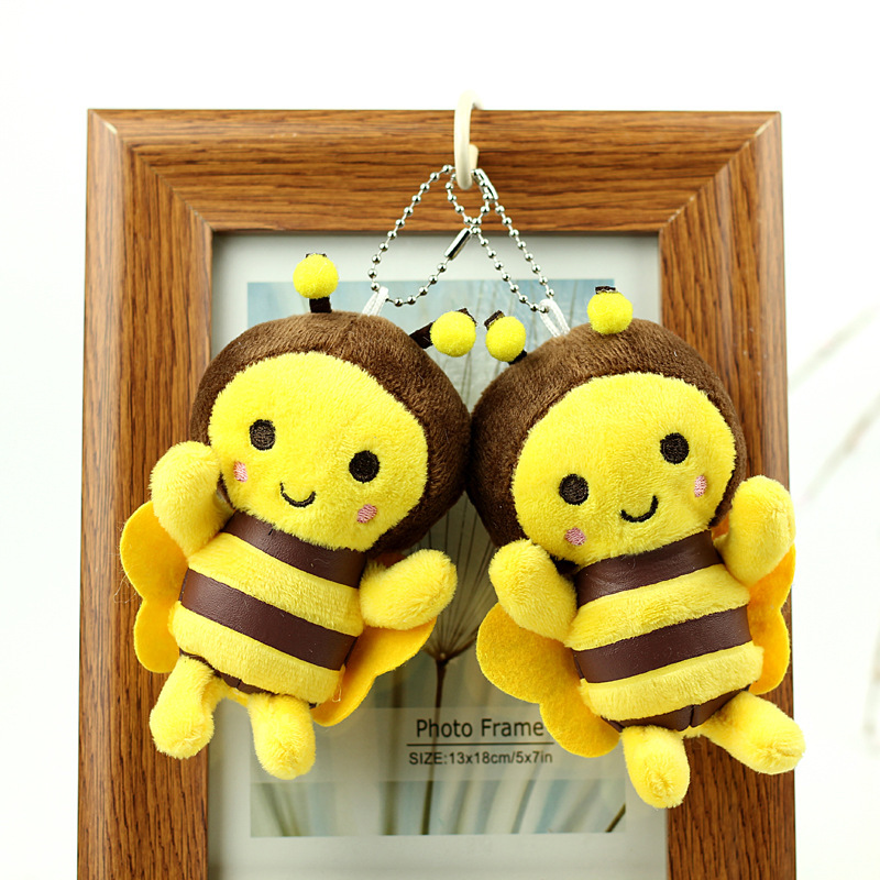 かわいいぬいぐるみの黄色のミツバチのぬいぐるみが祝日のプレゼントのかばんのバックパックに飾られているぬいぐるみ|undefined