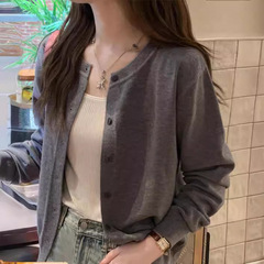 ニットのカーディガンのコートの秋の服の女性の2025年の新型の外着感の初秋のセーターのゆったりしている上着