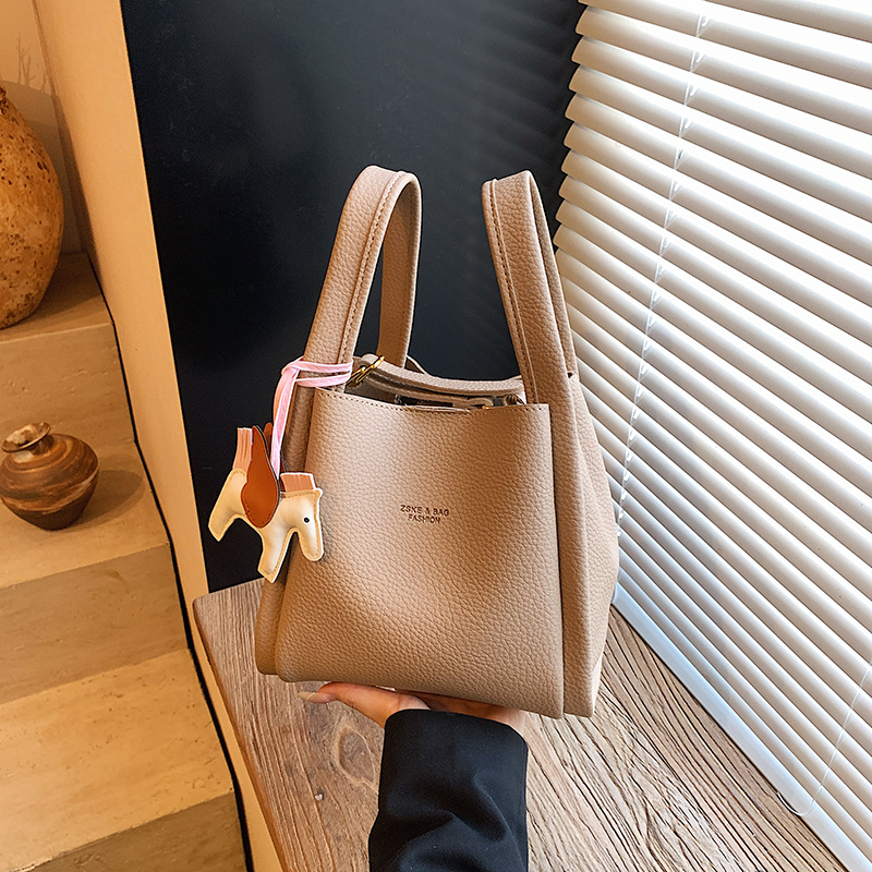 Bagos de cubo de nicho de alta calidad bolsos de mano para mujeres otoño 2025 nuevo paquete de cestas de hombro para niños bolsos de mano