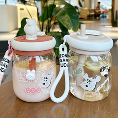 新商品のアニメの攪拌カップはすぐにコーヒーカップを持ち上げてコップを飲みます。