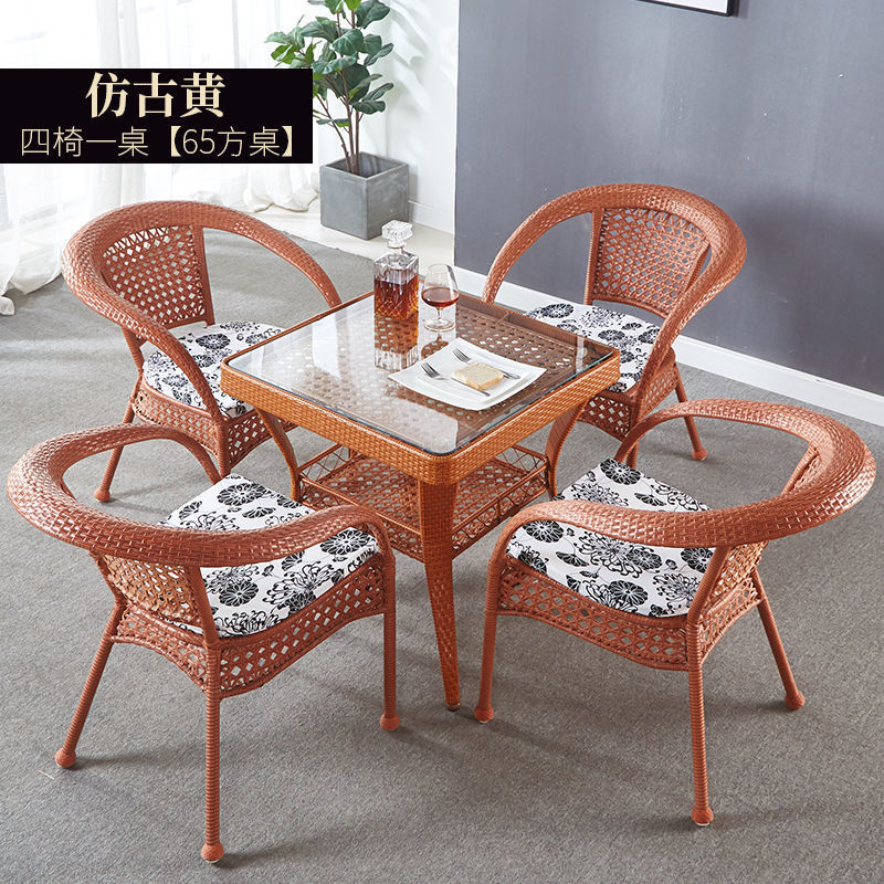 앤틱한 노란색 의자 4개와 정사각형 테이블 65개