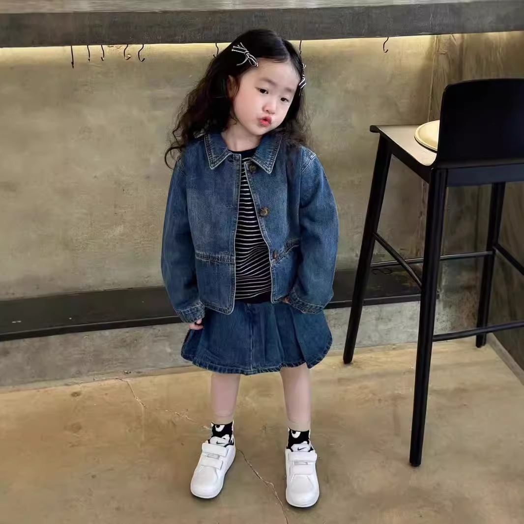 가죽 라벨 데님 옷깃 코트와 주름 치마를 입은 소녀 세트 2025 봄과 가을 새로운 대외 무역 아동복