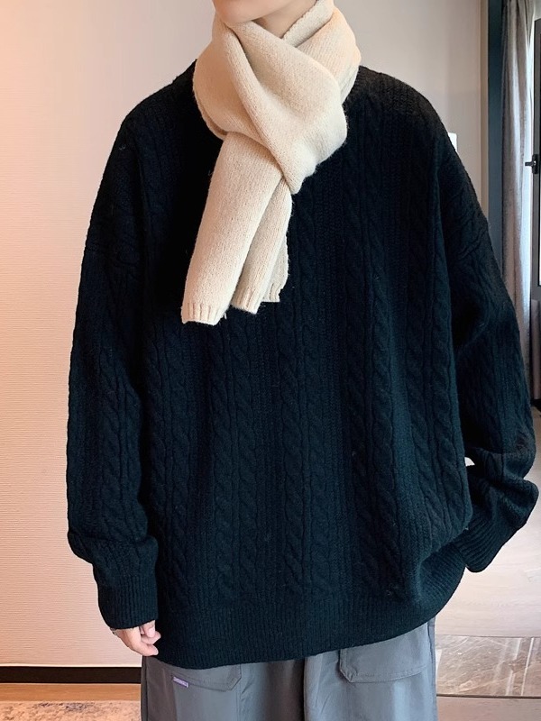 麻花のセーターの男性の丸首はゆったりしています。