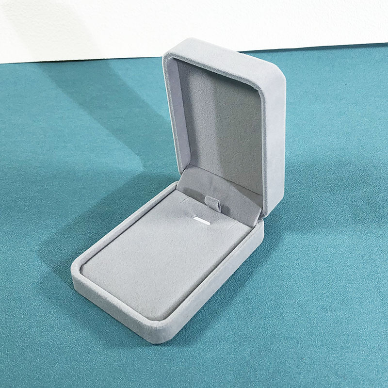 Light gray large pendant box; rounded velvet box