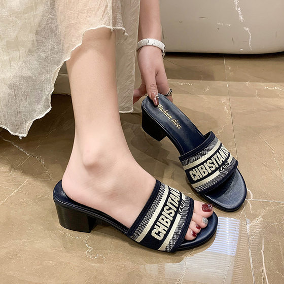 2025 Summer New D Family Old Flower Embroidered Flat Slippers Women's Outfit Internet Celebrum Beach Casual Sandals Trendy