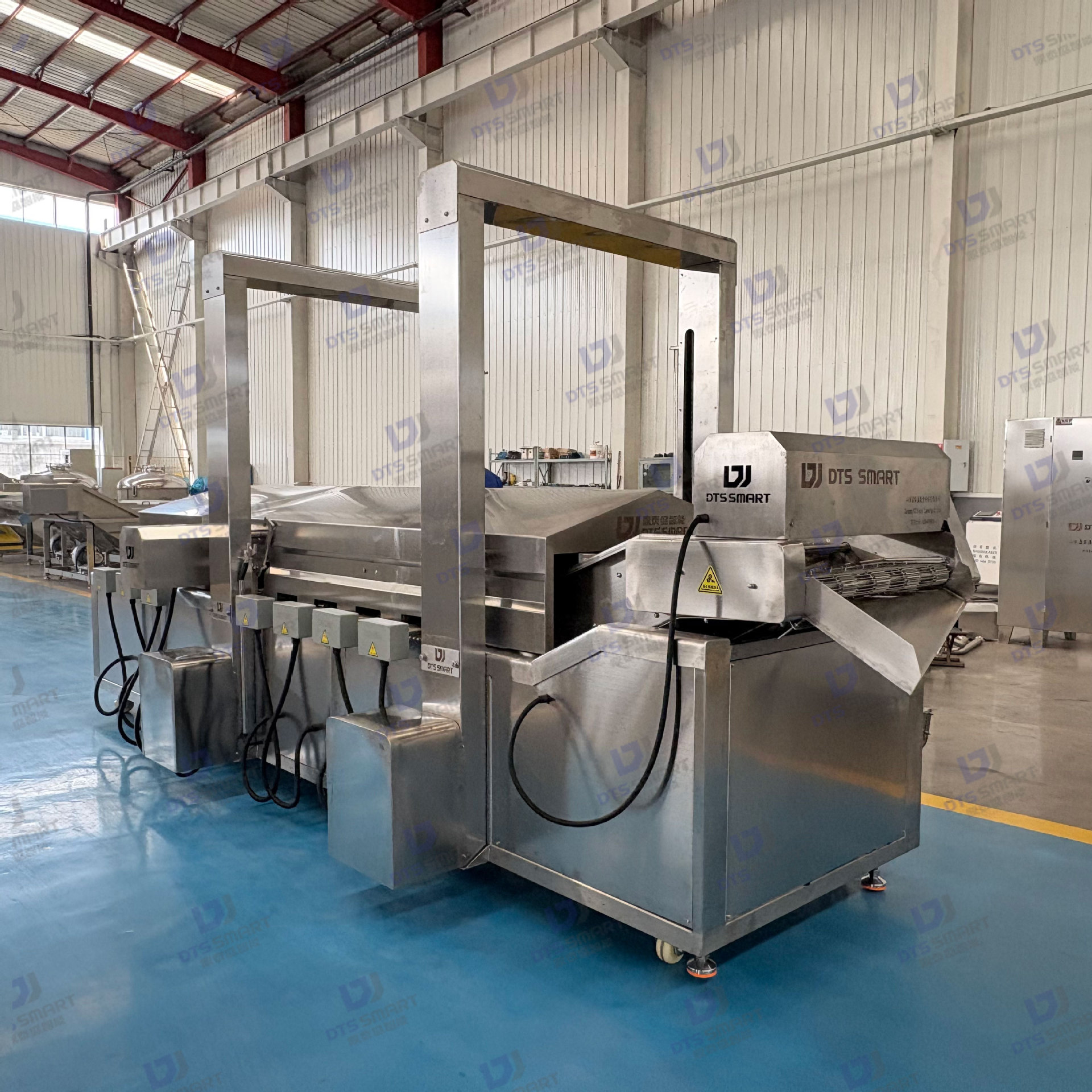 Línea de montaje para freír tofu en aceite Freidora de tofu de pescado Equipo de freír completamente automático Línea de producción para freír tofu
