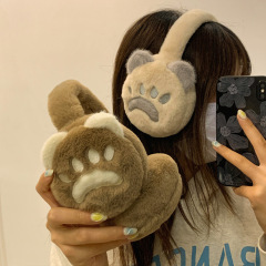 冬のぬいぐるみの熊の爪の耳カバーの少女は保温して耳を覆います。