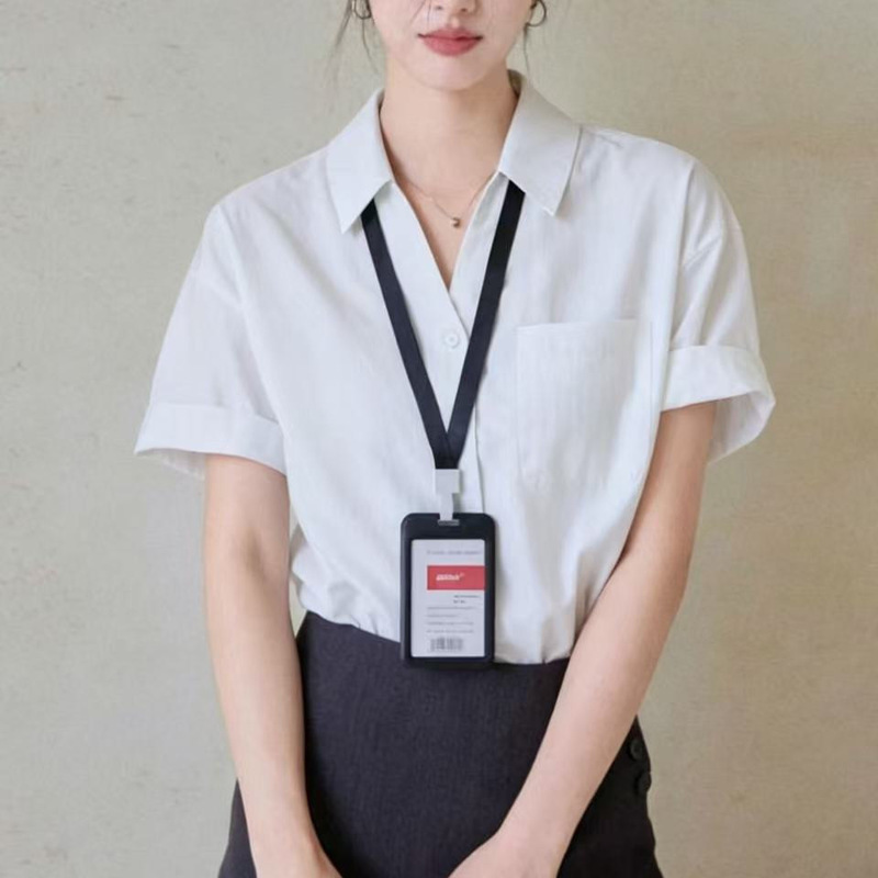 Real Shot of a White Short-Sleeve Shirt for Women, French-Style Elegant Commuter V-Neck Top, Suitable for Job Interviews and Professional Wear