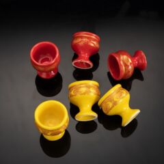 陶磁器の仏前に杯観音関公財神を提供します。
