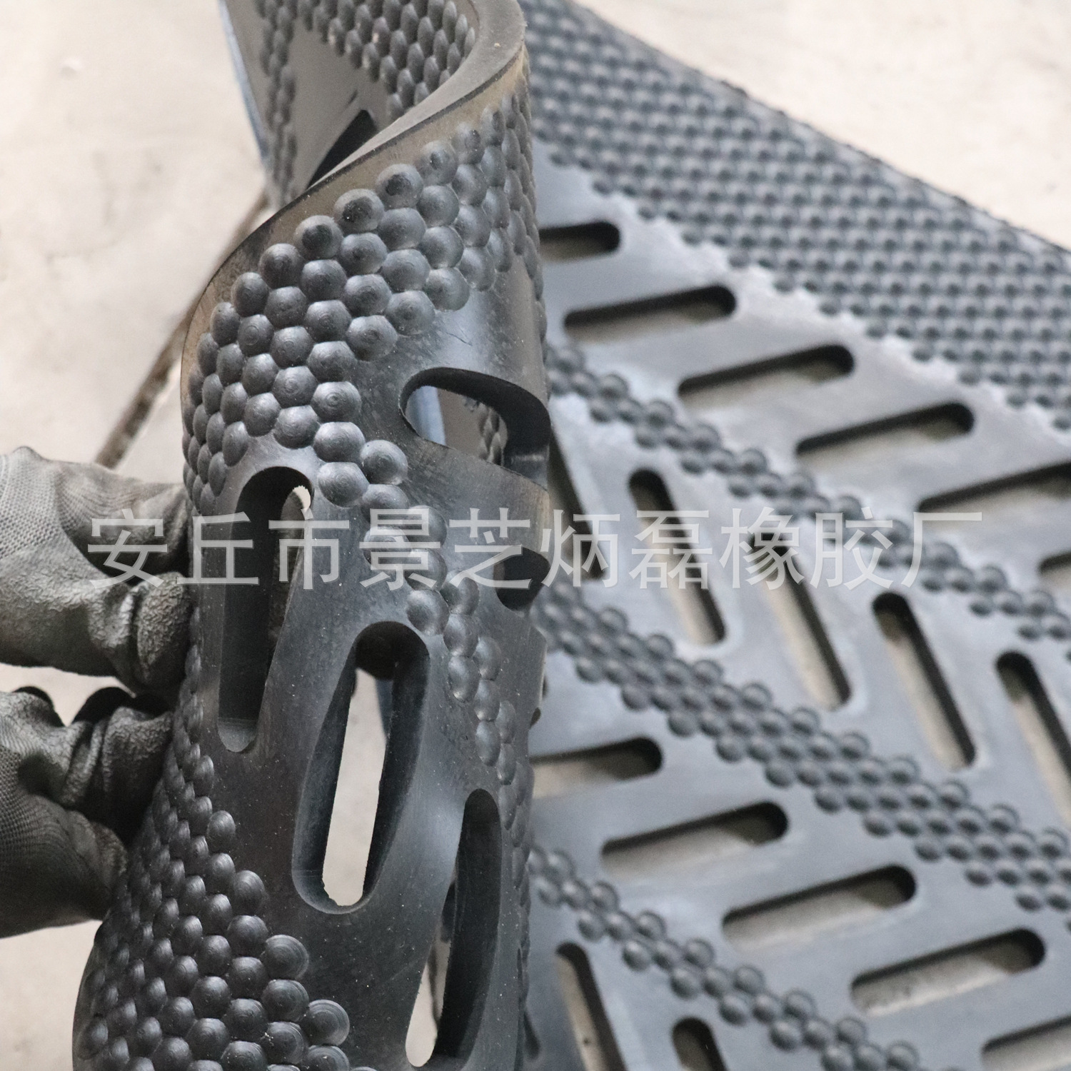 母猪产床防滑垫 加厚防潮防滑猪用垫产床垫 猪场用母猪橡胶垫