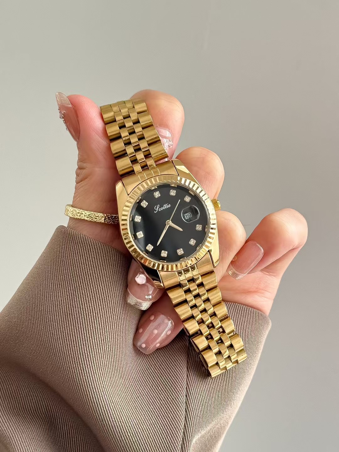 詩高迪の新型腕時計の女性のビジネスの経典の百組の防水のカレンダーの復古のピンクの中実の鋼帯は国境を越えます。