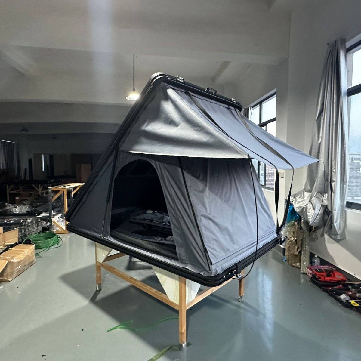 Fabricante mayorista de aleación de aluminio triangular sombrilla techo camping RV al aire libre viaje a prueba de lluvia acampamiento espeso