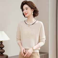 お母さんの春秋の新型の長袖のtシャツの中で高齢の女性の高貴な上着のファッションの丸首の早春のニットの底のシャツ