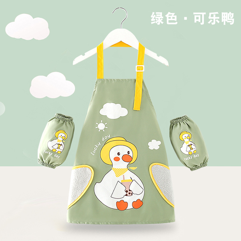 子供のエプロンの絵のカバーの服の男の子の赤ちゃんは食事をします。|undefined