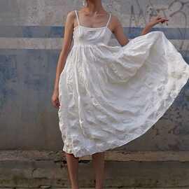 夏季核桃壳奶白肌理的可爱吊带裙