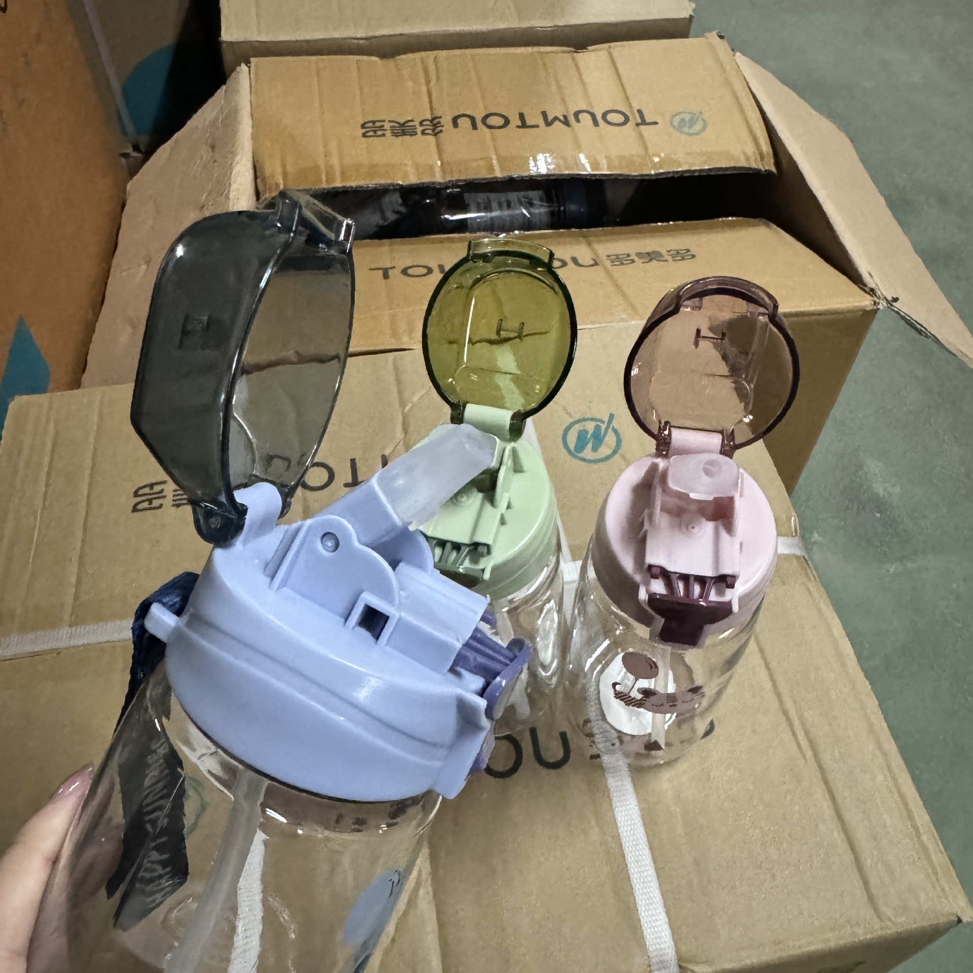 Botellas de agua deportivas populares cuidadosamente seleccionadas para estudiantes masculinos y femeninos, vasos con pajita de gran capacidad para exteriores, vasos portátiles, vasos de plástico al por mayor image 16