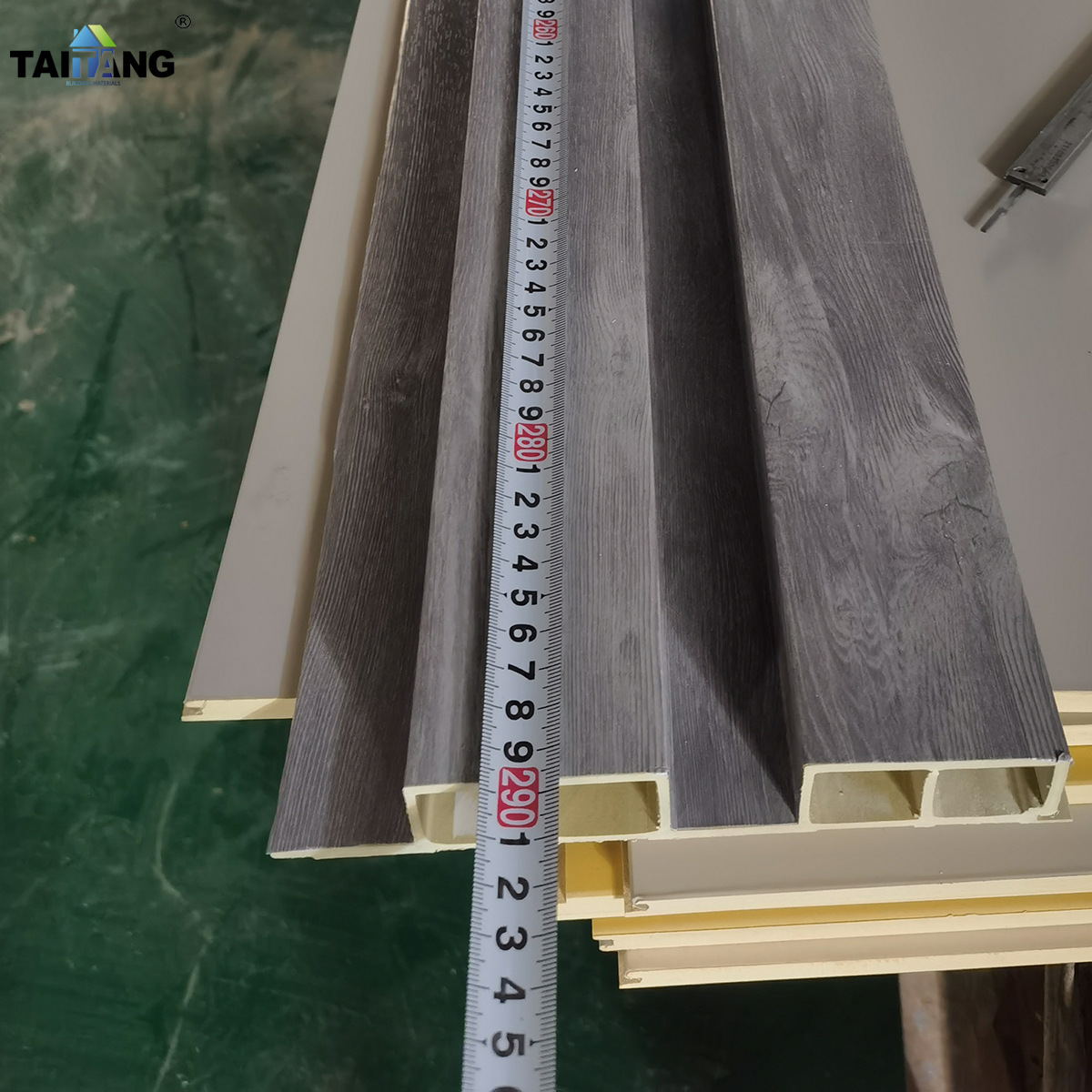 Suministro directo de fábrica de rejilla de madera y plástico 195 tablero de gran muralla de alto hotel restaurante faldón de pared material decorativo tablero de pared de madera ecológica