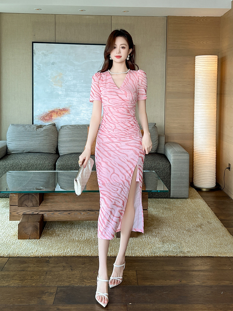 Váy đầm nữ cổ chữ V sọc hồng xếp li xẻ tà ôm vừa vặn — Màu hồng