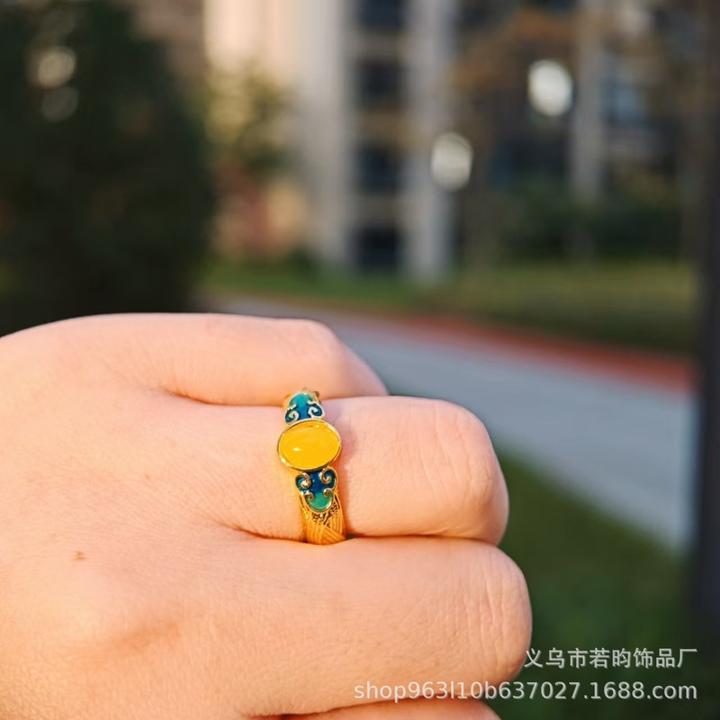 TUMEの新型金メッキエナメル鹿宝石指輪は黄金の指輪の口を模しています。|undefined